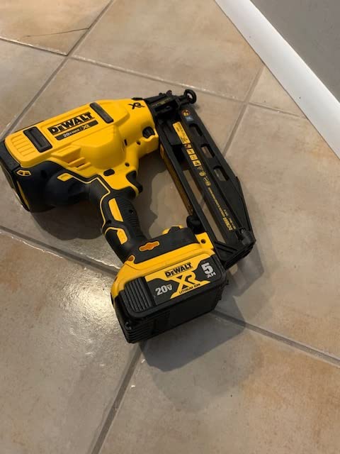 Makita Vs Dewalt Framing Nailer – Compare battery life, driving speed, and user comfort to pick the best framing nailer.