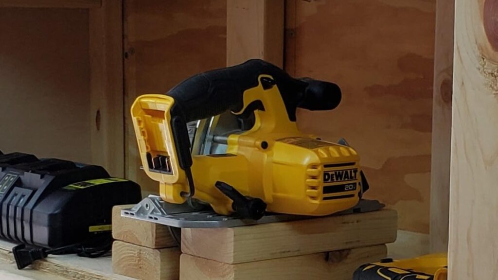 Get the full breakdown of the bosch vs dewalt circular saw debate to make a smarter buying decision.