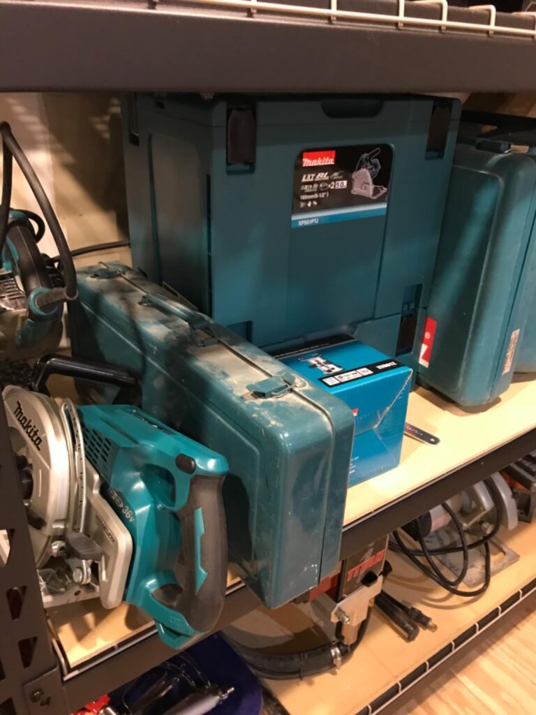 Discover which cordless track saw wins in the Makita XPS01Z vs XPS02ZU comparison for power and precision.