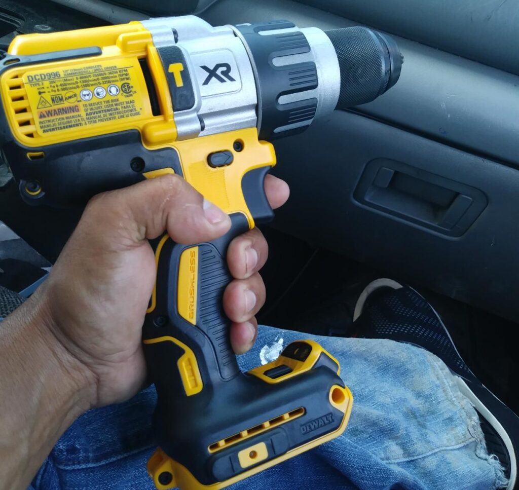 DeWalt DCD996 vs DCD998 – find out which drill packs more power and performance for tough jobs.