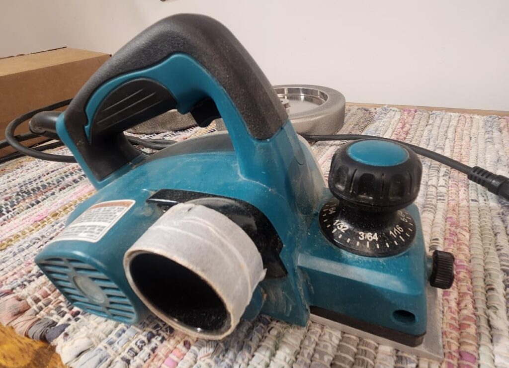 Makita KP0810 vs KP0800 planer comparison with clear pros, cons, and buying advice.