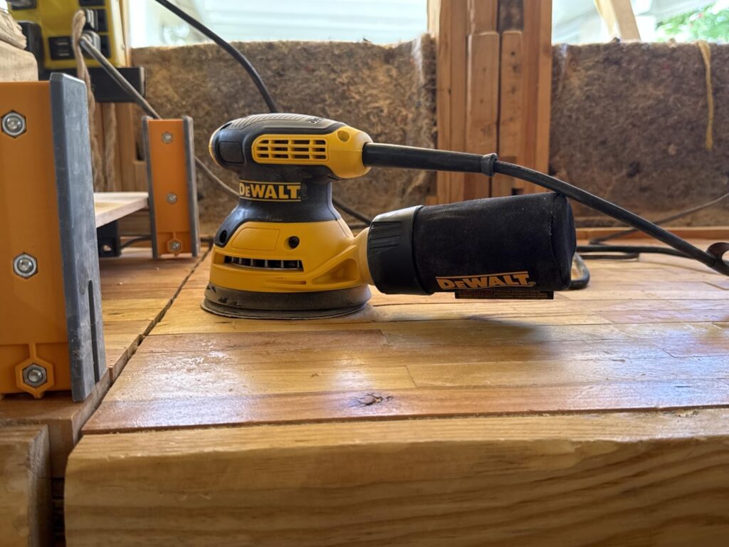 DeWalt DWE6421K vs DWE6423K—dust control, vibration levels, and comfort tested in real projects.