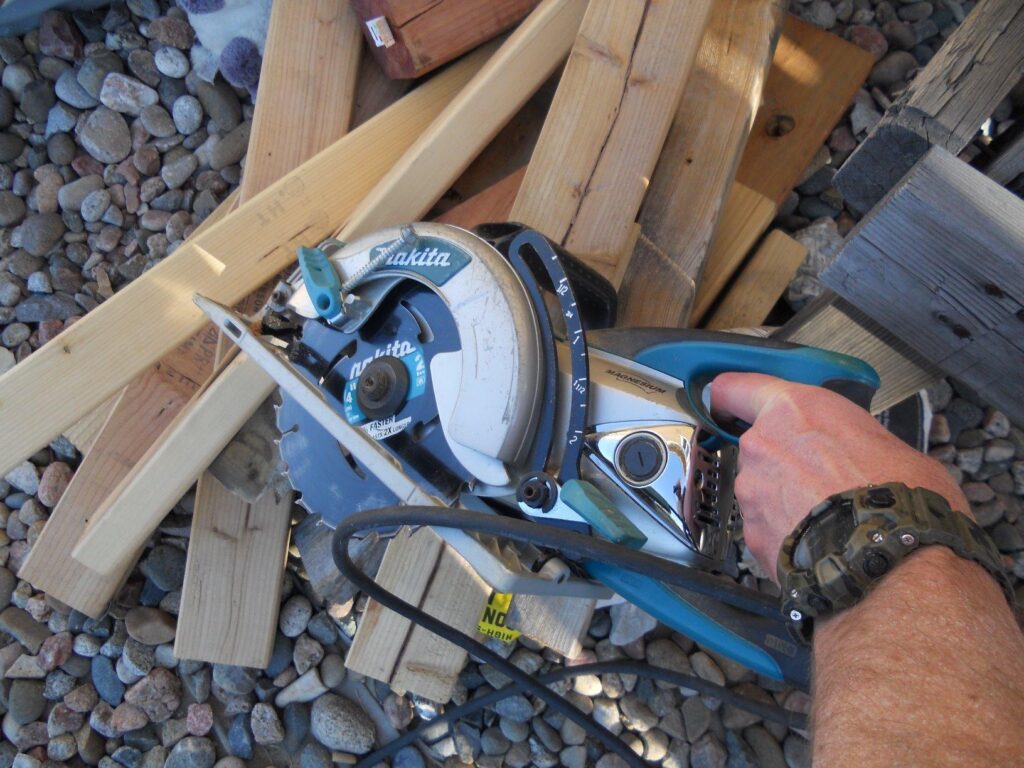 Makita 5477NB vs 5377MG side-by-side comparison to help you buy the right Makita saw.