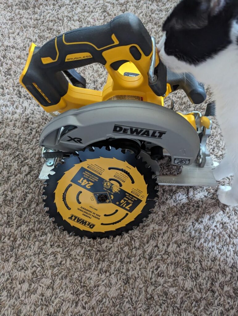 DeWalt DCS391 vs DCS570 – discover which circular saw offers superior cutting performance and battery life.