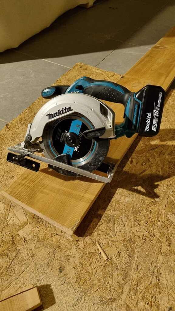 Makita Vs DeWalt Circular Saw comparison made simple. Learn which model suits your jobsite needs.