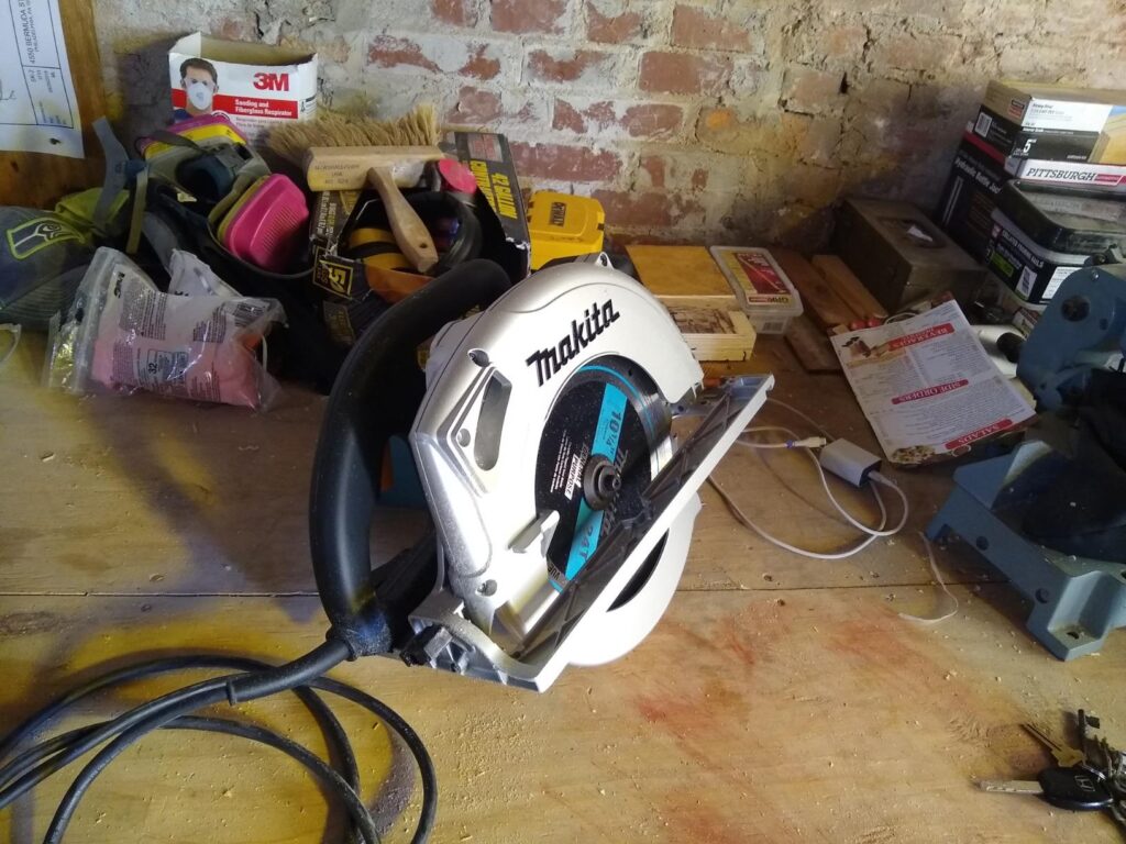 Not sure which Makita circular saw to buy? Makita HS0600 vs Makita 5104 makes the decision easy.