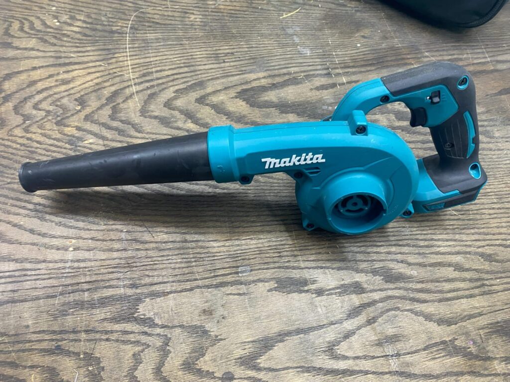 Makita DUB185Z vs XBU05Z – Find out which cordless blower gives better speed and control.