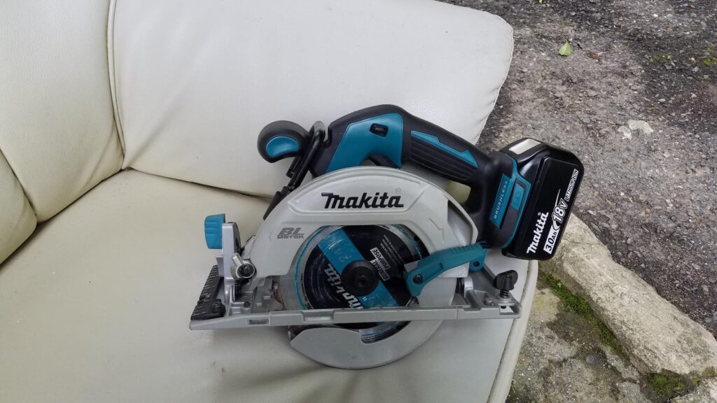 Makita XSS02Z vs XSH03Z breakdown covering motor type, cutting depth, and overall value.