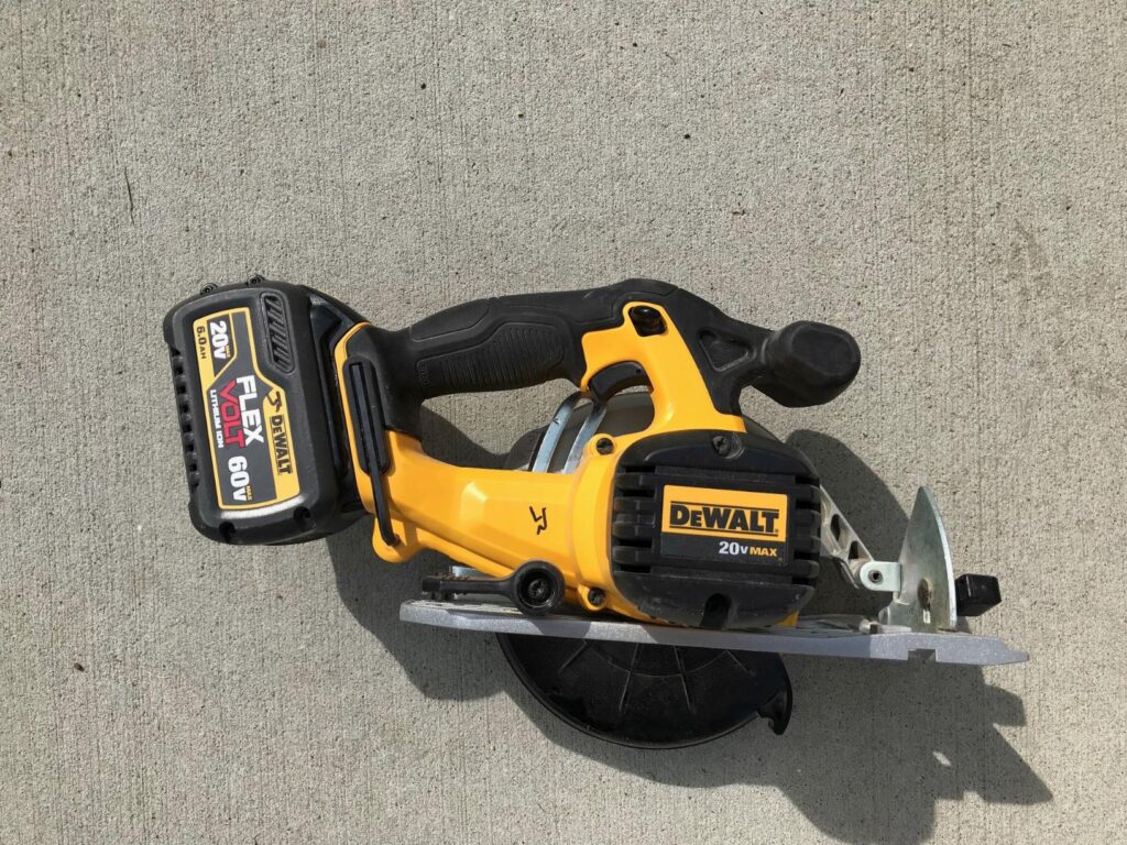 Makita Vs DeWalt Circular Saw – Discover which saw gives cleaner cuts and better battery efficiency.