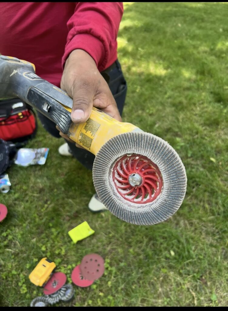 DeWalt DCG416 vs DCG418: Find out which grinder lasts longer under heavy load and demanding cuts.