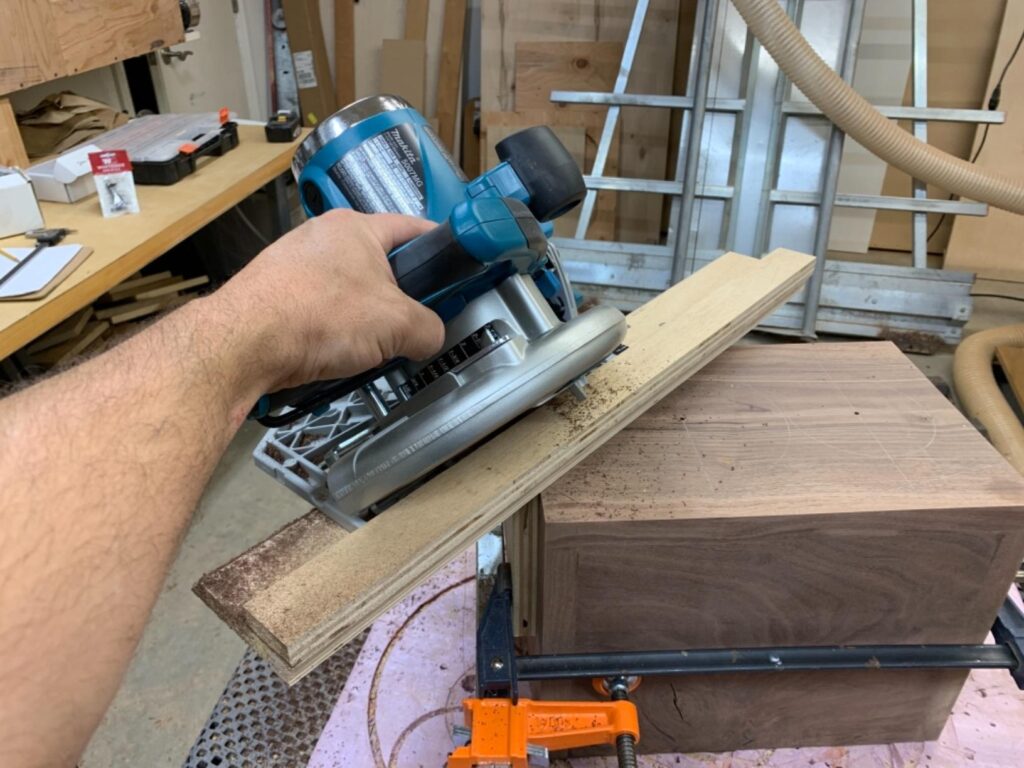 DeWalt DWE575SB vs Makita 5007MG: Find out which saw offers better control, longer lifespan, and more value for serious users.