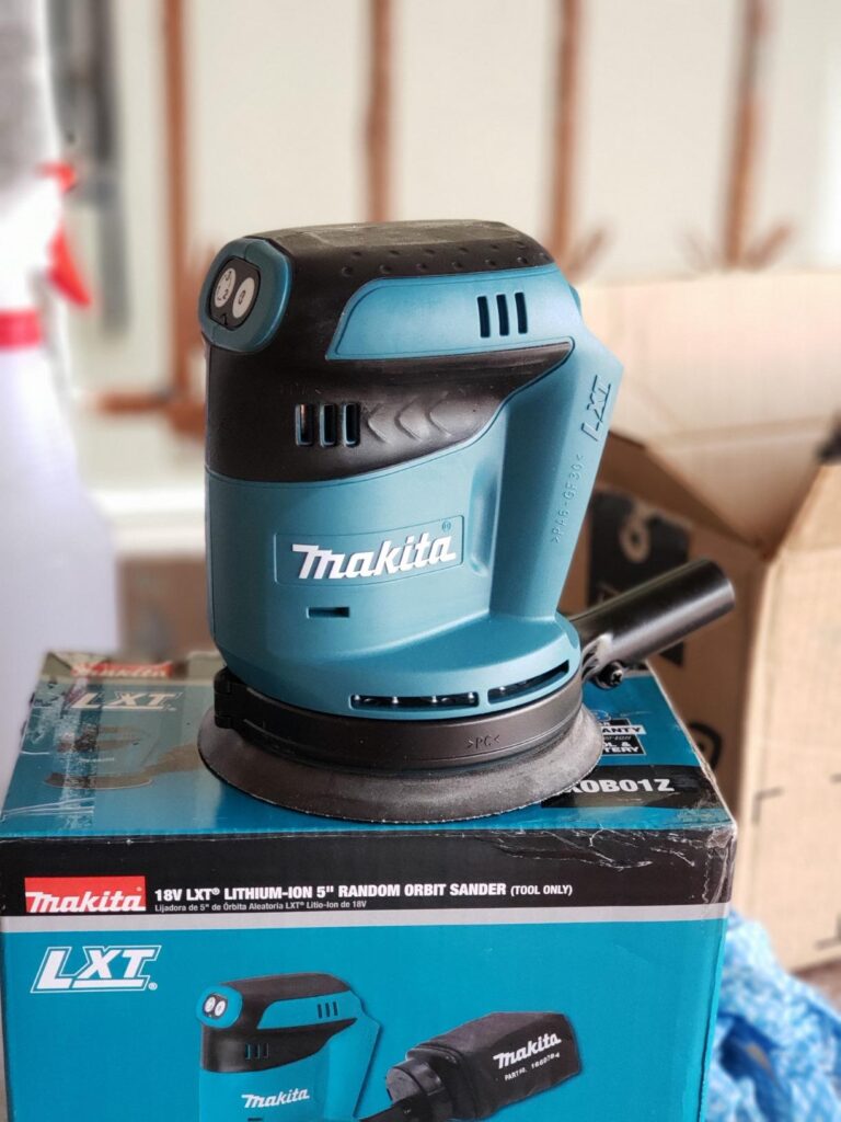 Makita DBO180z vs XOB01z side-by-side comparison covering speed control, vibration levels, and dust collection.