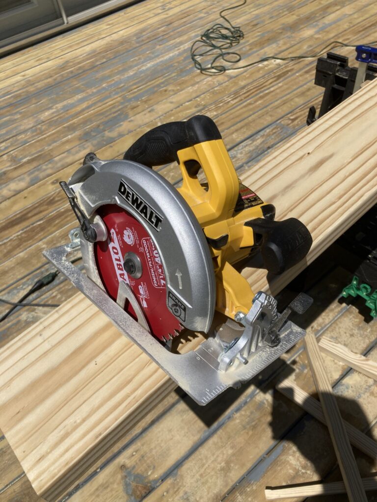 DeWalt DWE575SB vs Makita 5007MG: One is ultra-light, the other ultra-durable. Find the right balance for your projects.